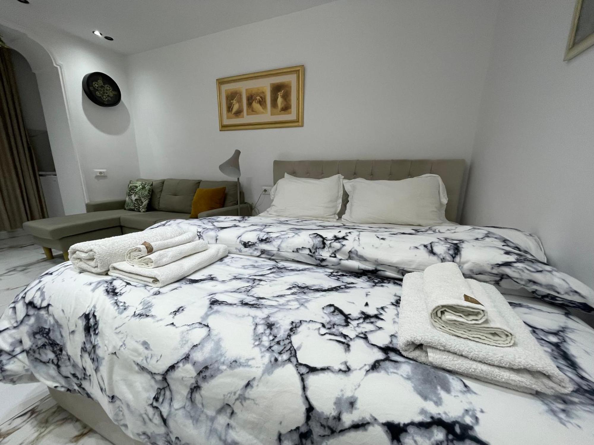 Midnight Apartments Тирана Екстериор снимка